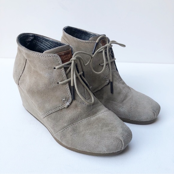 TOMS Desert Wedge Lace Up Bootie Sz 7 Taupe Tan Suede Leather Heeled Ankle Boots - Picture 2 of 11